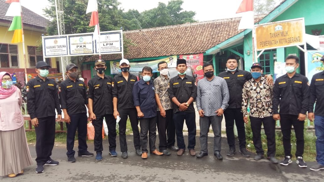 Karang Taruna Taktakan Bagikan Masker dan Makanan Gratis di Jumat Berkah