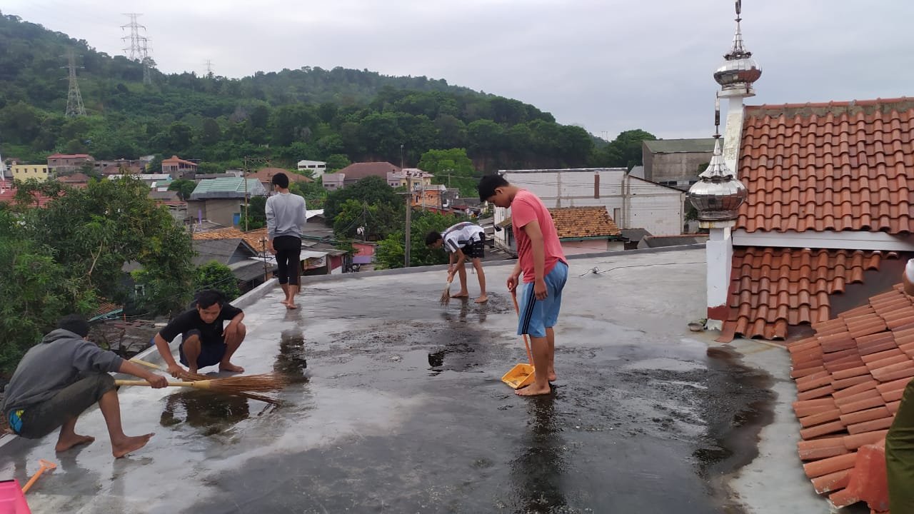 OPPS dan Warga Lestarikan Budaya Gotong Royong Bersih-bersih Masjid
