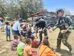 Satgas Yonif Mekanis 203/AK Bagikan Berkah ke Jemaat Gereja Baptis Wiyaware