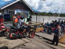 Babinsa Sejangkung Ingatkan Prokes di Penyeberangan Kapal