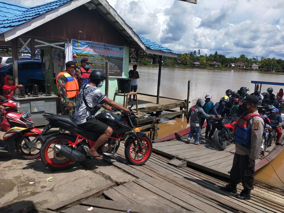 Babinsa Sejangkung Ingatkan Prokes di Penyeberangan Kapal