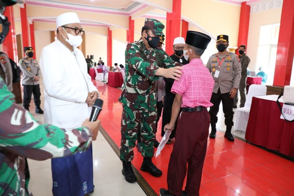 Panglima TNI Tinjau Vaksinasi Pelajar dan Santri di Malang