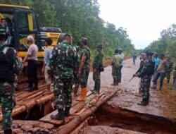 Jalan Terputus, Satgas Yonif 125/SMB Bersama Koramil Polsek dan Warga Lakukan Perbaikan
