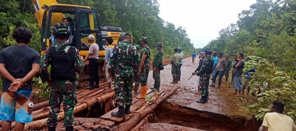 Jalan Terputus, Satgas Yonif 125/SMB Bersama Koramil Polsek dan Warga Lakukan Perbaikan