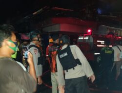 Rumah Warga Terbakar, Tim SAR Satbrimob Polda Kaltim Bantu Padamkan Api