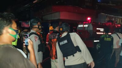 Rumah Warga Terbakar, Tim SAR Satbrimob Polda Kaltim Bantu Padamkan Api