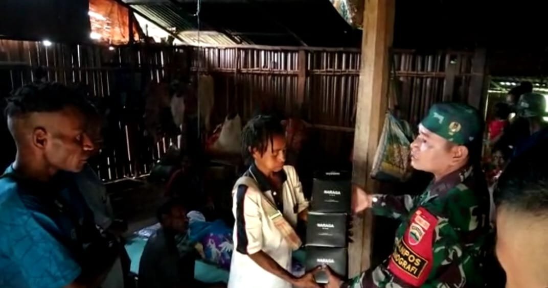 Wujud Kepedulian, Satgas Yonif 126/KC Salurkan Sembako ke Rumah Duka Warga Perbatasan