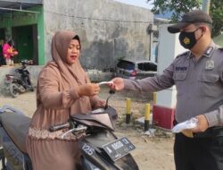 Polsek Kasemen Bagikan Masker Sambil Himbau Prokes di Serang