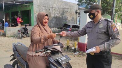 Polsek Kasemen Bagikan Masker Sambil Himbau Prokes di Serang