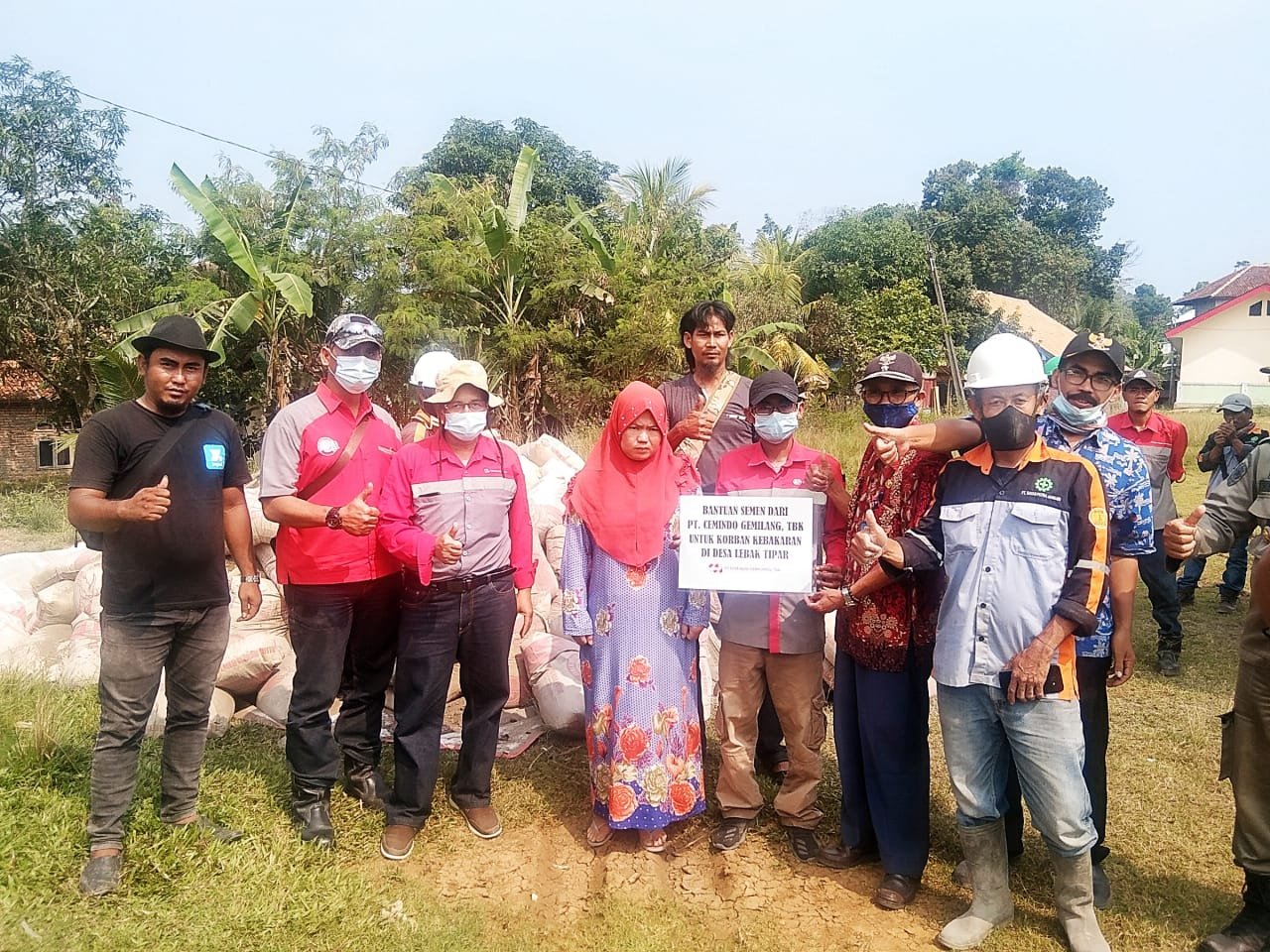 Korban Kebakaran Lebaktipar Terima Bantuan Semen dari PT Cemindo Gemilang