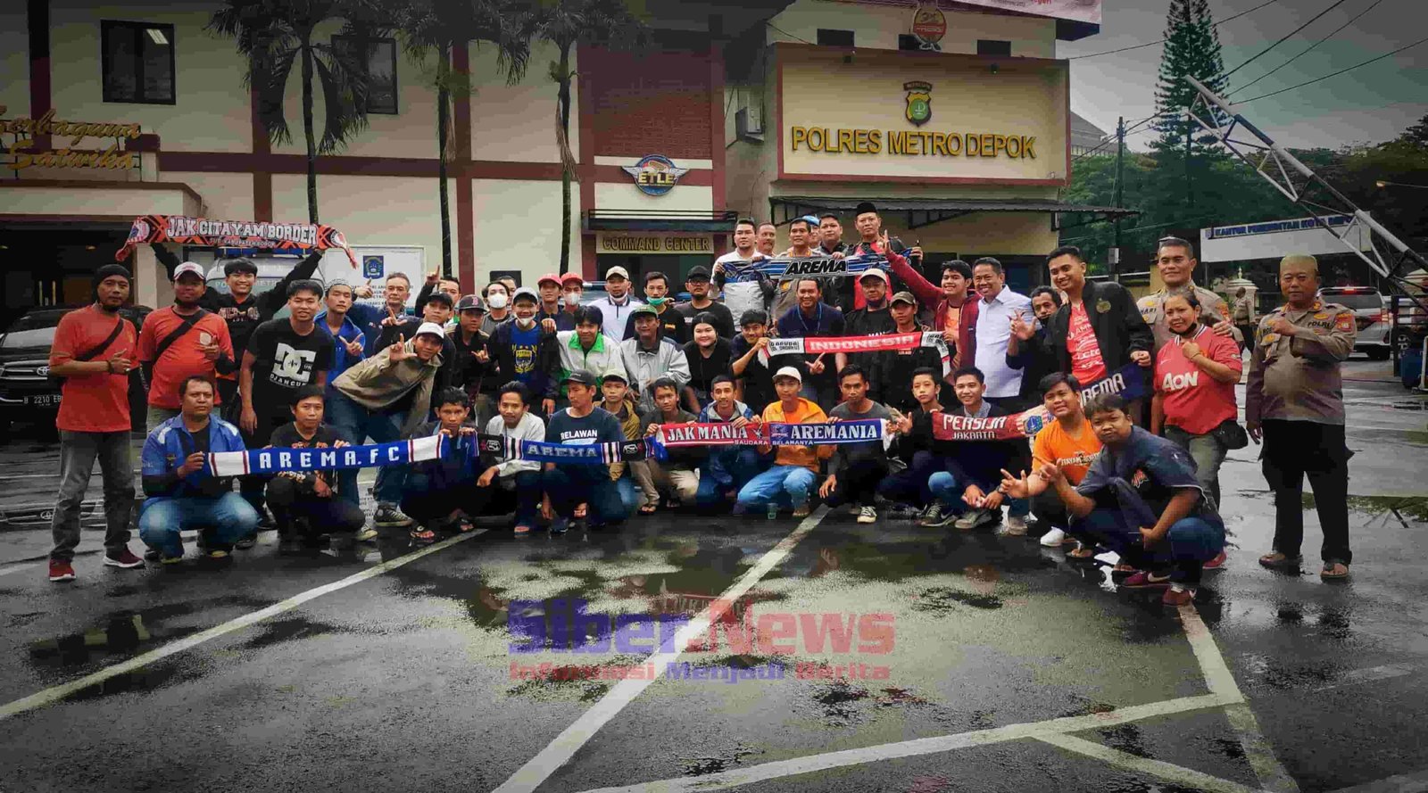 Polres Metro Depok dan Suporter Shalat Ghaib untuk Korban Kanjuruhan