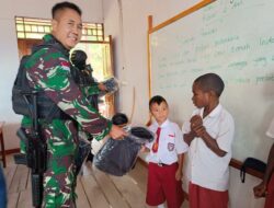 Minat Belajar Anak Tolikara Meningkat Usai Satgas Pamtas Yonif Raider 142/KJ Bagikan Tas dan Buku
