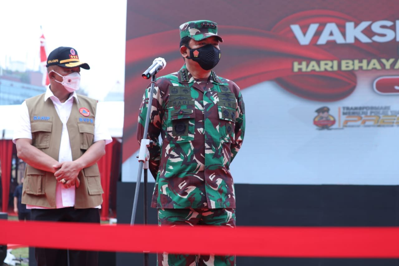 Panglima TNI Tinjau Vaksinasi Massal Hari Bhayangkara ke-75