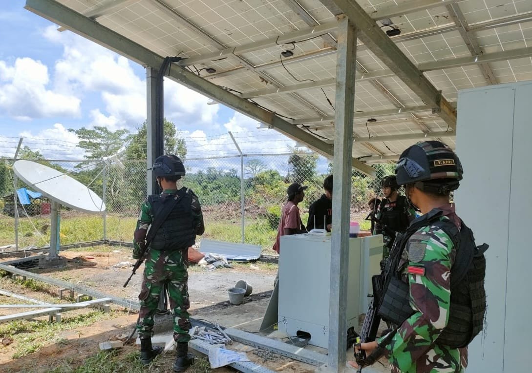 Satgas Yonif 143/TWEJ Bawa Internet ke Kampung Terpencil Papua
