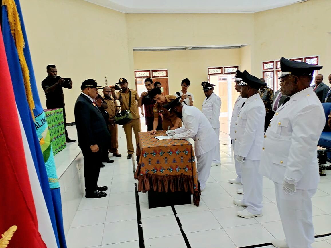 Dansatgas YR 142/KJ dampingi Bupati Yalimo di pelantikan pejabat eselon dan kepala kampung