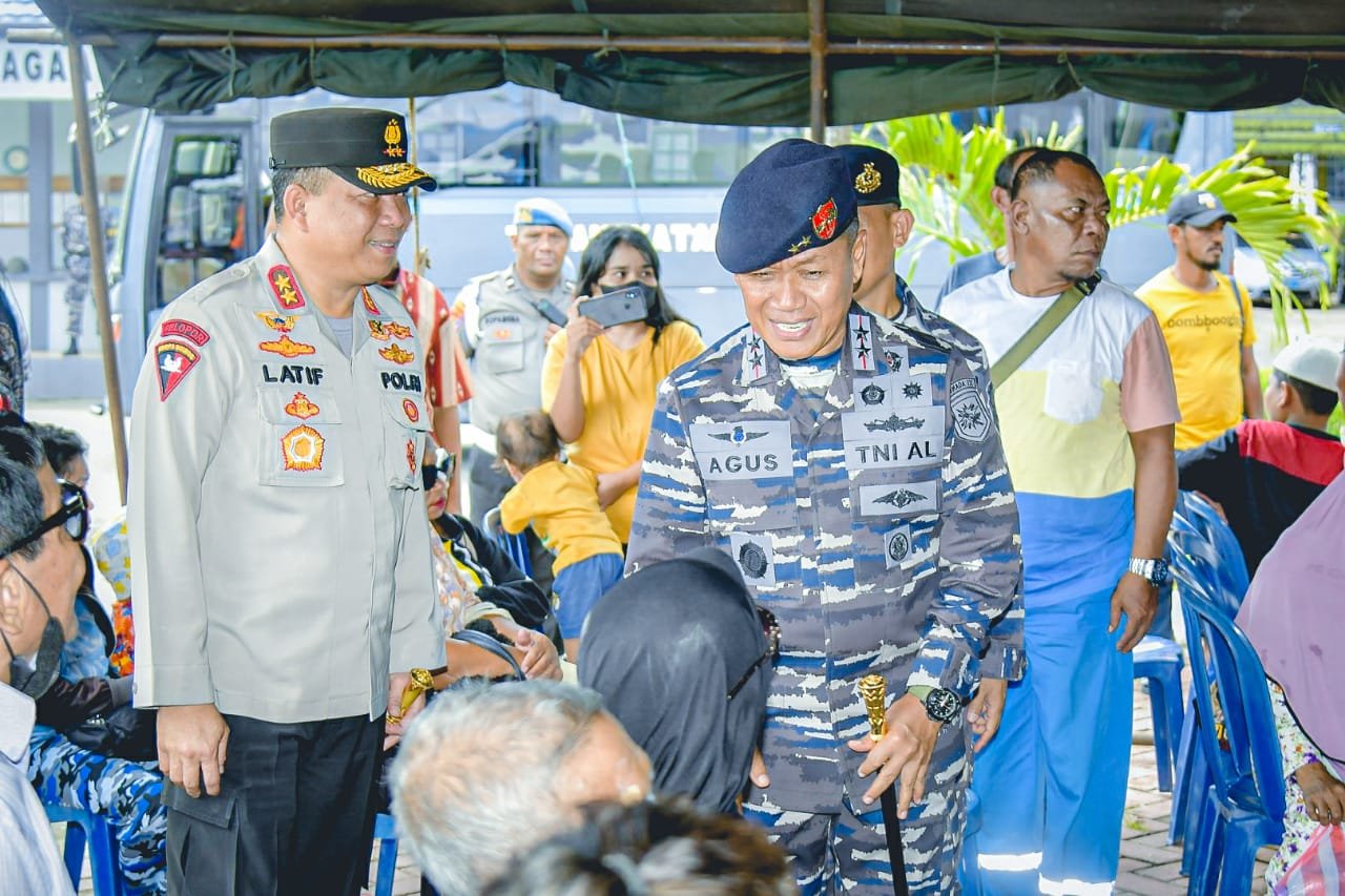 TNI AL Peduli: Pangkoarmada III dan Danlantamal IX Gelar Katarak dan Khitan Gratis