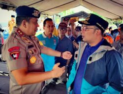 Dankor Brimob dan Gubernur Jabar Evakuasi Langsung Warga Terjebak Banjir Bekasi