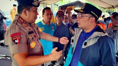Dankor Brimob dan Gubernur Jabar Evakuasi Langsung Warga Terjebak Banjir Bekasi