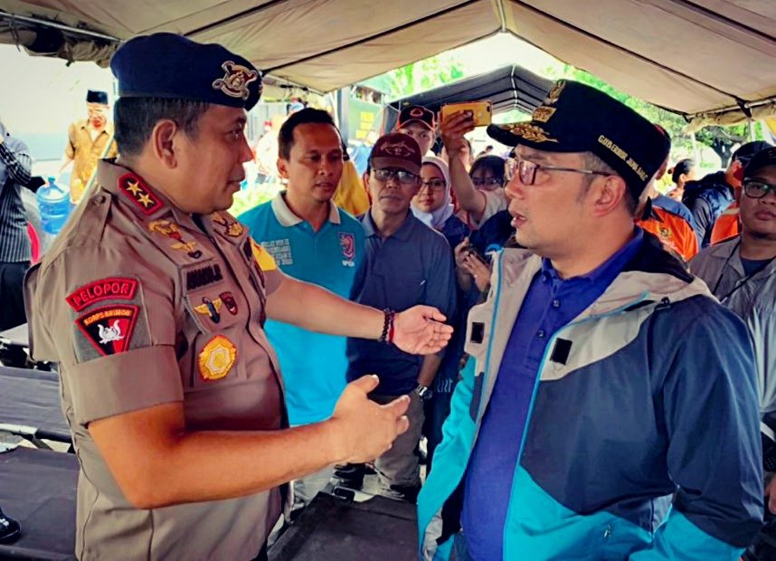 Dankor Brimob dan Gubernur Jabar Evakuasi Langsung Warga Terjebak Banjir Bekasi