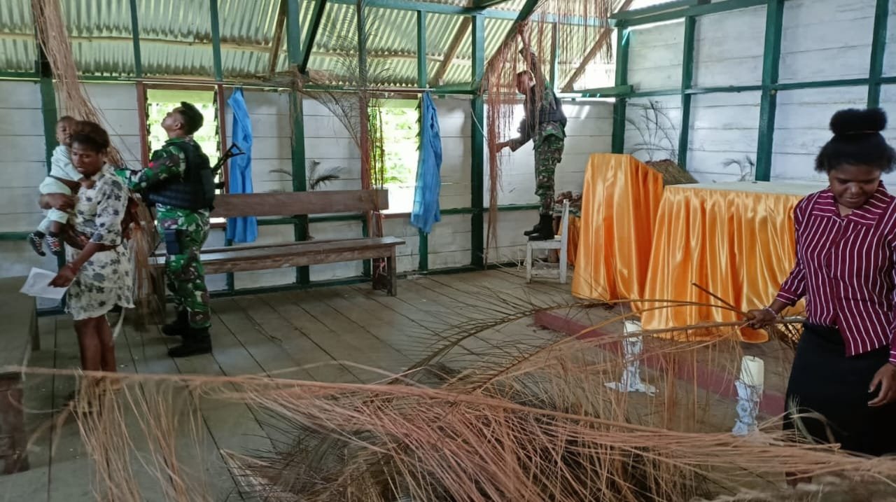 Yonif 143/TWEJ Ajak Pemuda Gotong Royong Pererat Kebersamaan