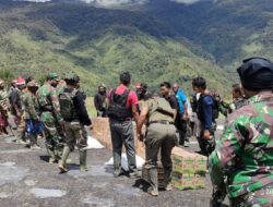 Yonif 143/TWEJ Salurkan Bantuan Pangdam XVII Cenderawasih ke Warga Kiwirok