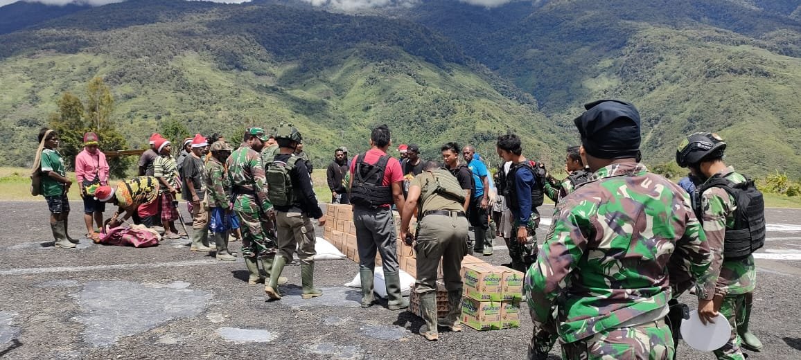 Yonif 143/TWEJ Salurkan Bantuan Pangdam XVII Cenderawasih ke Warga Kiwirok