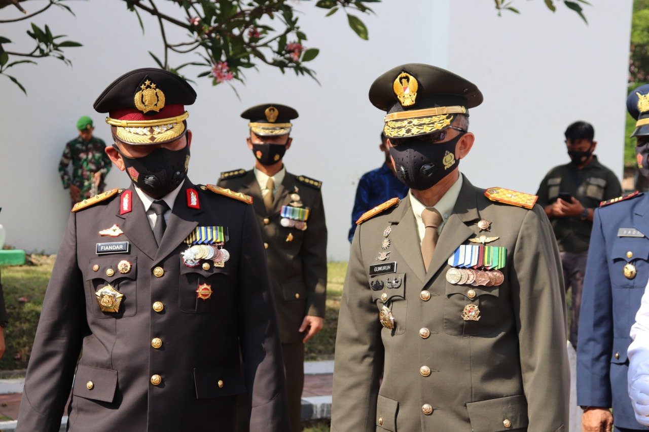 Kapolda Banten dan Danrem 064/MY Ziarah ke TMP dalam HUT TNI ke-75