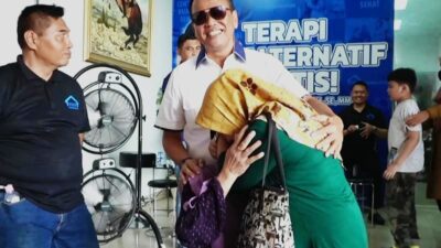 Tangis Bahagia Kakak Beradik Usai Sembuh Lewat Perantara Yuli Hendro Priyono