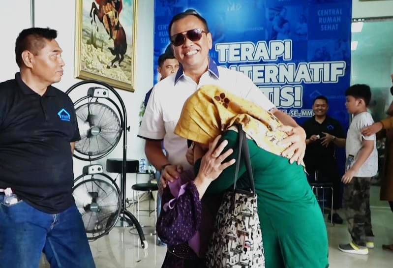Tangis Bahagia Kakak Beradik Usai Sembuh Lewat Perantara Yuli Hendro Priyono