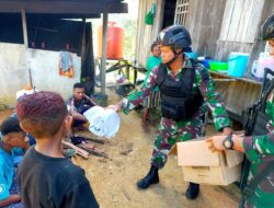 Satgas Pamtas Yonif 126/KC Bagikan Pakaian di Perbatasan Papua Menjelang Natal dan Tahun Baru