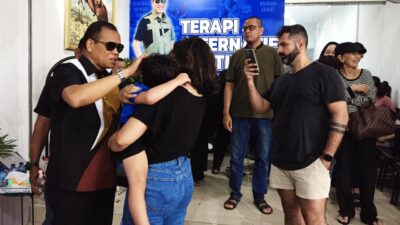 Warga Amerika Obati Anak Autis di Tempat Terapi Alternatif Central Rumah Sehat YHP