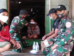 Satgas Pamtas Yonif 642 Bagikan Hand Sanitizer Masker dan Vitamin Door to Door