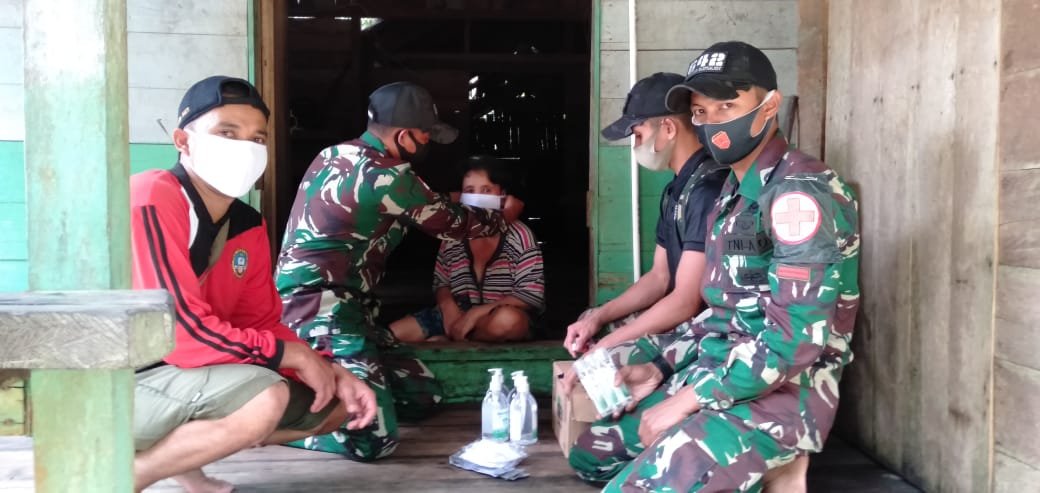 Satgas Pamtas Yonif 642 Bagikan Hand Sanitizer Masker dan Vitamin Door to Door