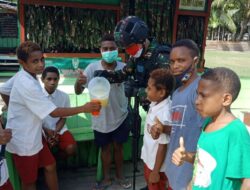 Prajurit TNI Bagikan Minuman Bergizi untuk Anak Papua