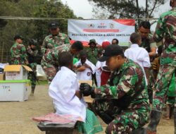 Yonif Mekanis 203/AK dan Artha Graha Bagikan Perlengkapan Sekolah untuk Anak Pegunungan Tengah