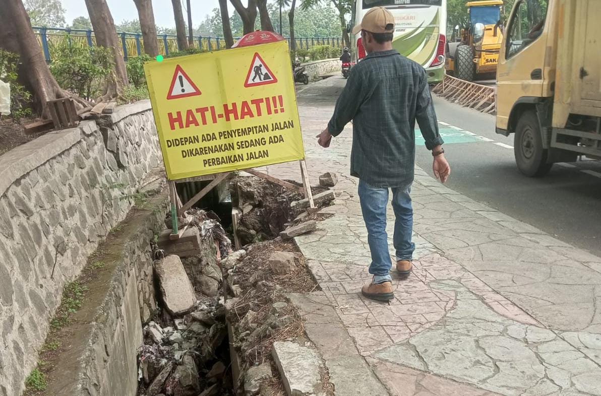Drainase Amrol Tersumbat di Jalan Imam Bonjol Tangerang