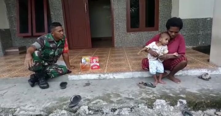 Babinsa Timika Sediakan Makanan Bergizi untuk Anak Stunting Tiap Minggu
