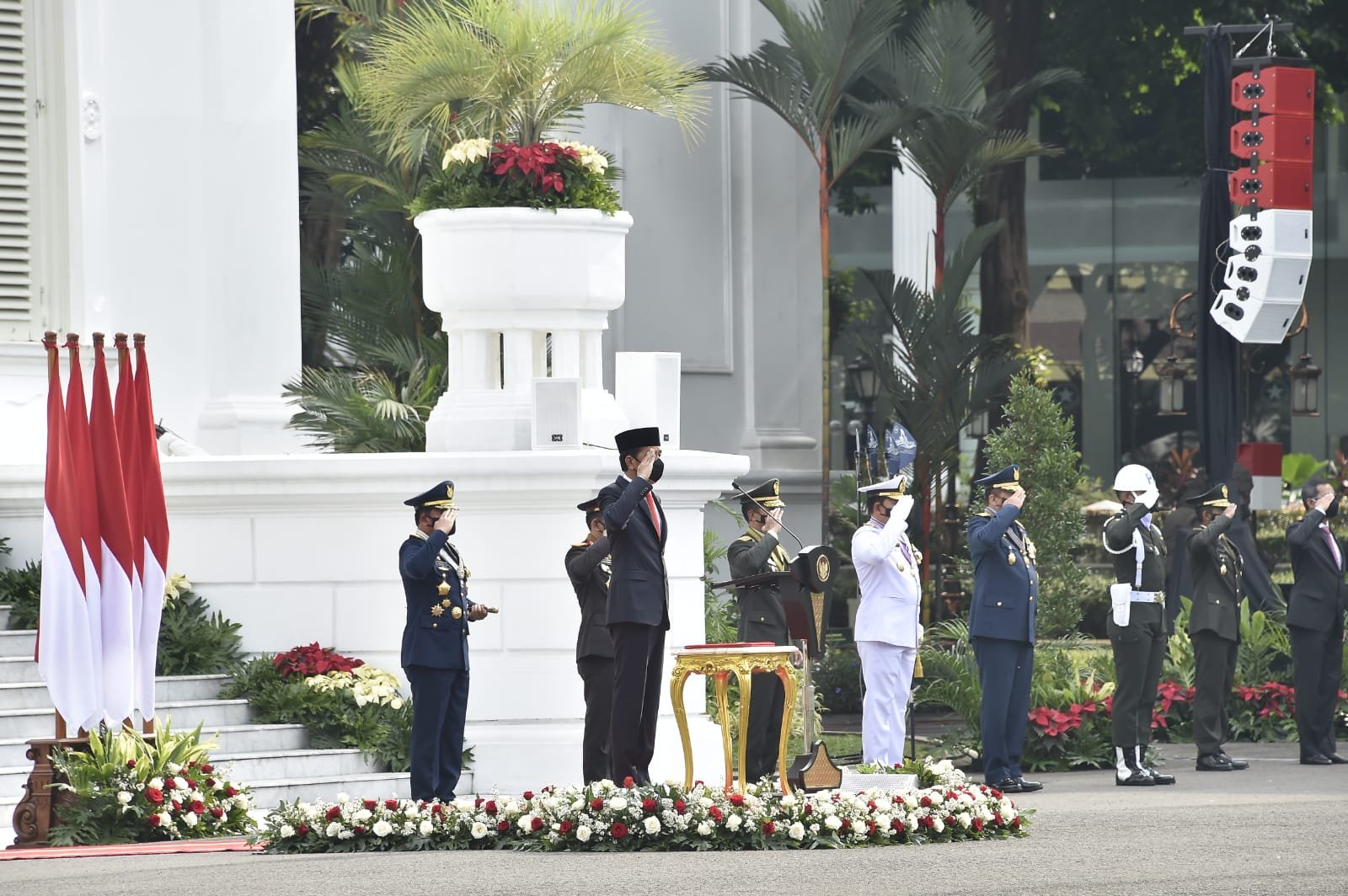 Presiden Jokowi Pimpin Upacara HUT ke-76 TNI di Istana