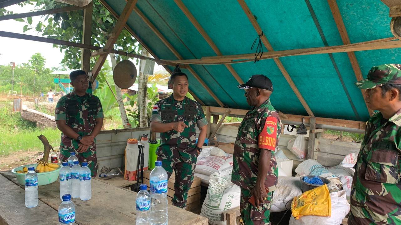 Dandim 1710/Mimika Dampingi Danrem 174/ATW Tinjau Lahan Kebun Pisang dan Sayur