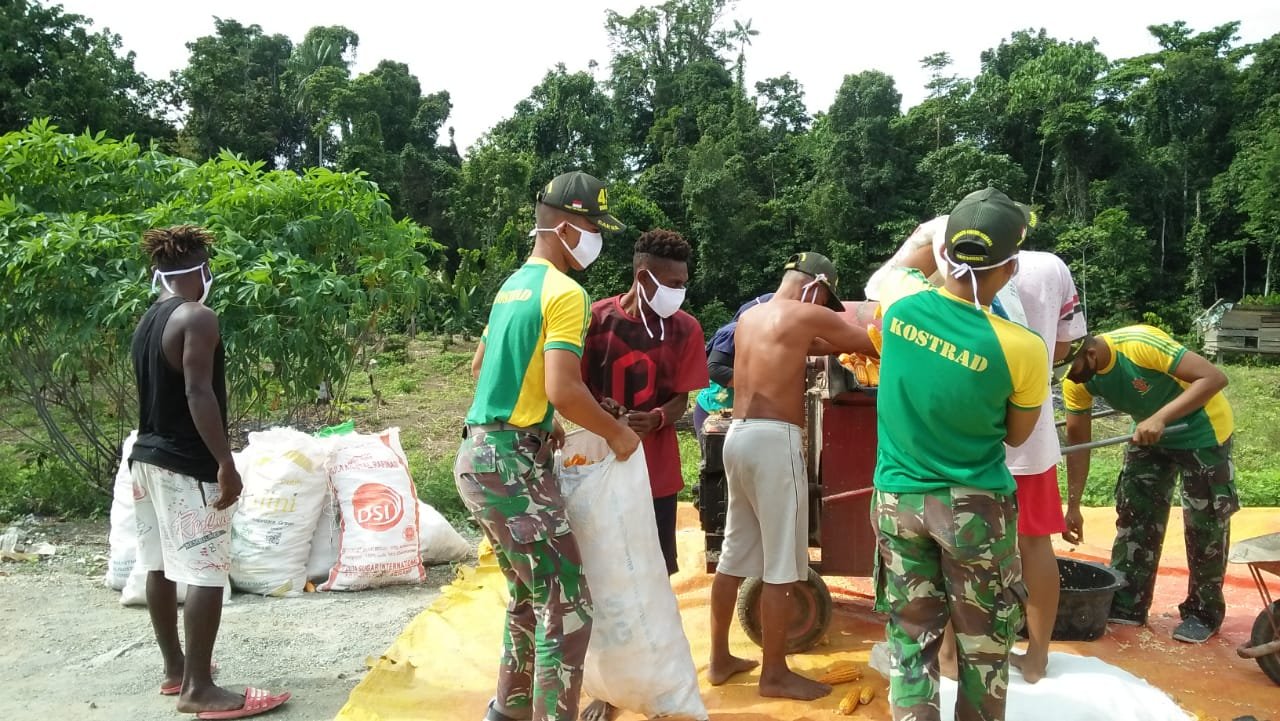 Satgas Yonif MR 413 Kostrad Giling Jagung untuk Ekonomi Warga Perbatasan RI-PNG