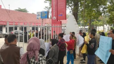 Massa Kepung Bank Banten: Layanan Lumpuh, Nasabah Kabur, Dirut Diminta Turun