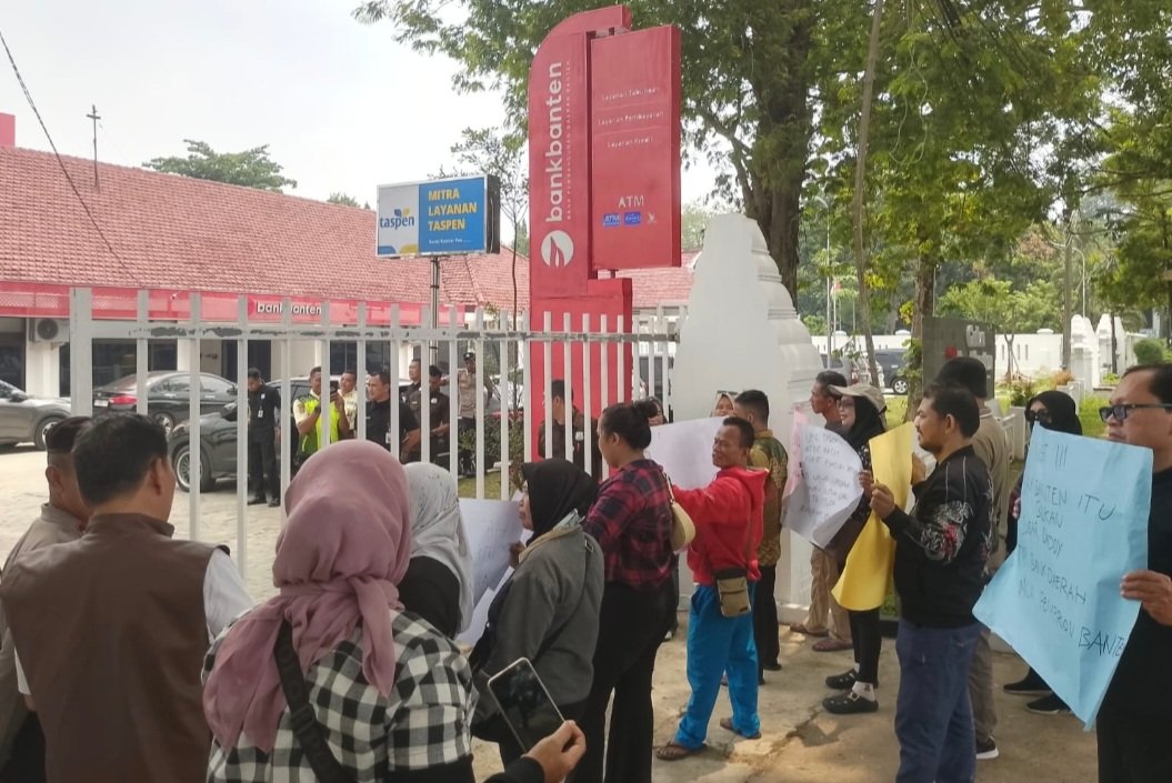 Massa Kepung Bank Banten: Layanan Lumpuh, Nasabah Kabur, Dirut Diminta Turun