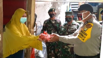 TNI-Polri Bagikan Makanan Siap Saji ke Warga Pasca Covid-19