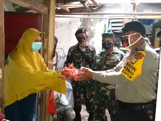 TNI-Polri Bagikan Makanan Siap Saji ke Warga Pasca Covid-19
