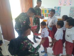 Gembira Anak-Anak Terima Perlengkapan Sekolah dari Pos Satgas