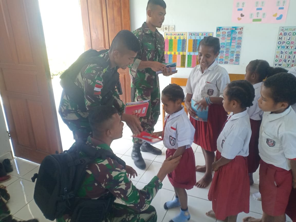 Gembira Anak-Anak Terima Perlengkapan Sekolah dari Pos Satgas