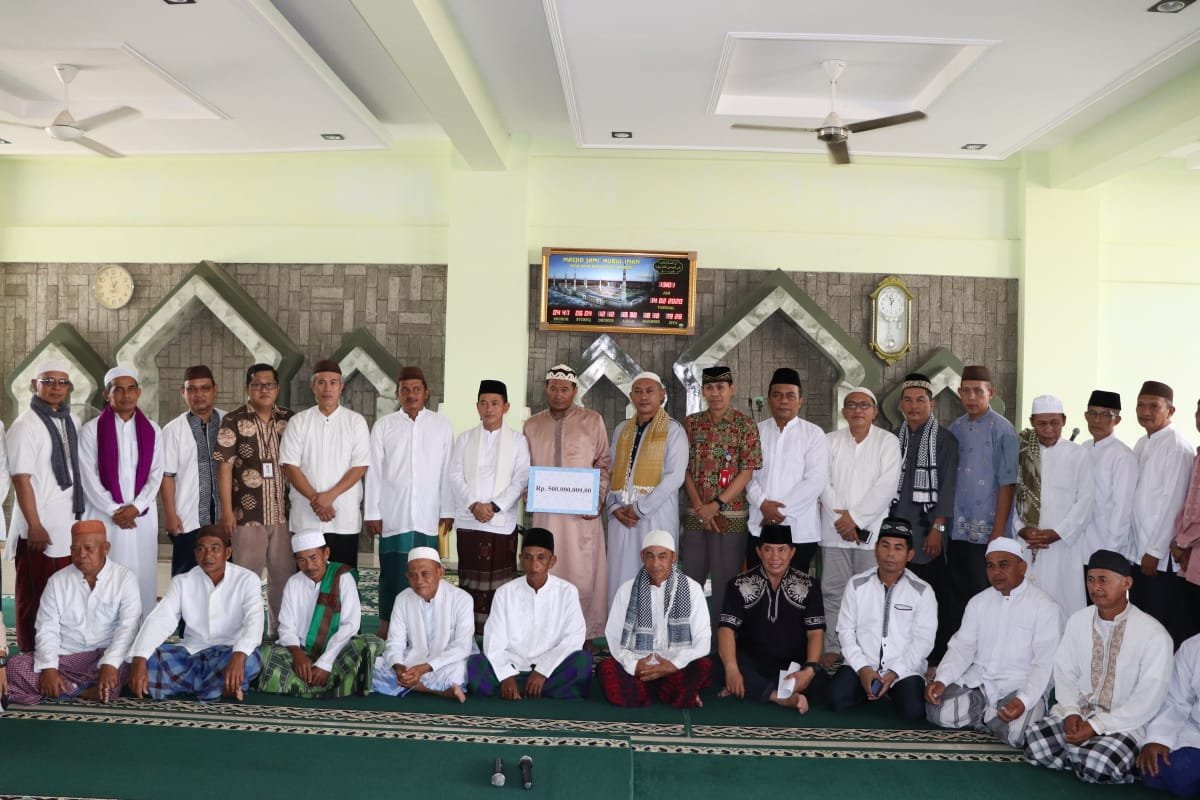 Bupati Bangka Serahkan Bantuan Pembangunan Masjid Paya Benua