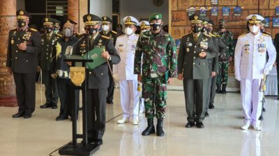 Pangdam Cendrawasih Pimpin Upacara Pelepasan Alm Letjen TNI Herman Asaribab