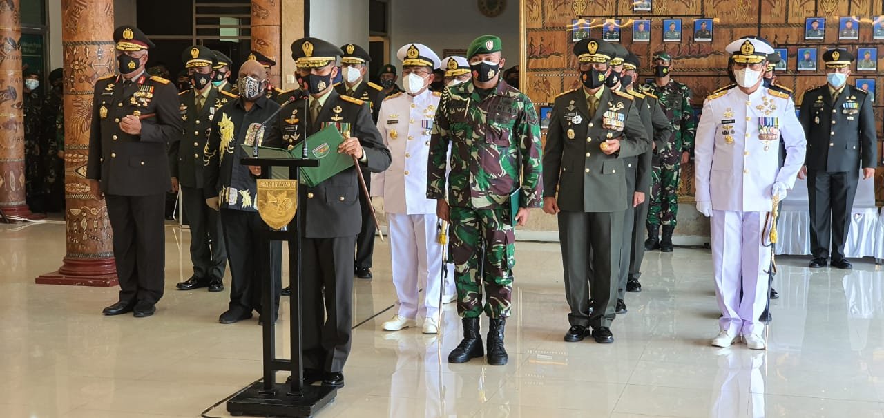 Pangdam Cendrawasih Pimpin Upacara Pelepasan Alm Letjen TNI Herman Asaribab