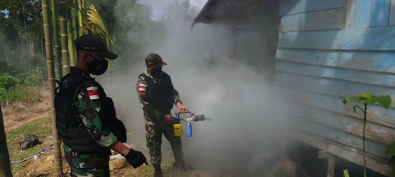 TNI Cegah Malaria dengan Fogging di Kampung Yowong Papua